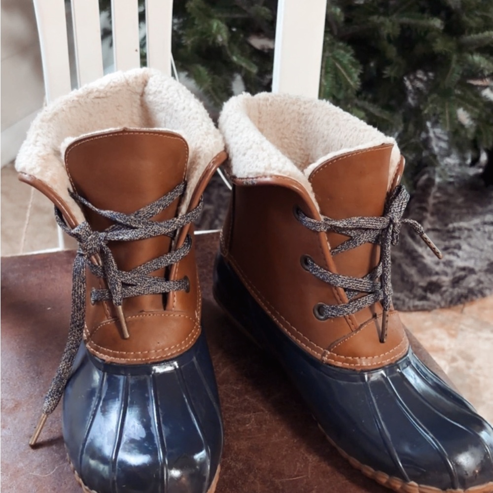 Sporto Tan and Navy Lace-Up Winter Boots